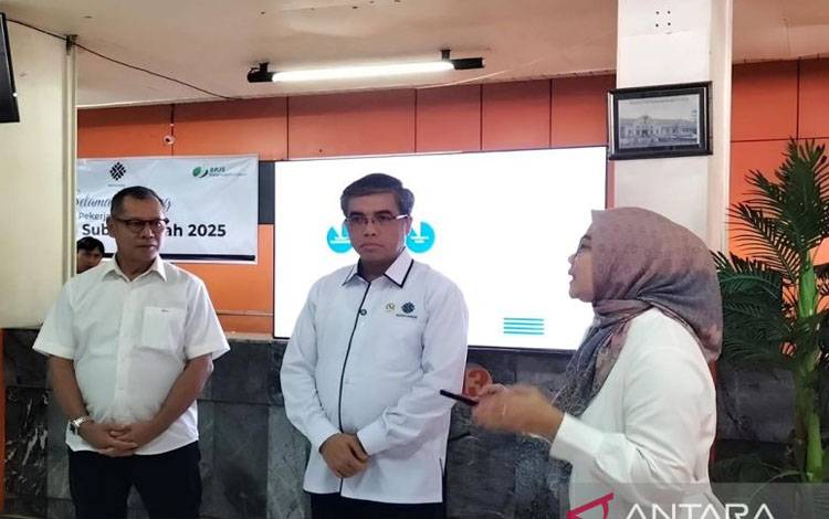 Menteri Ketenagakerjaan Yassierli (tengah) saat melakukan kunjungan kerja di Padang, pada Rabu (30/7). ANTARA/Fathul Abdi.