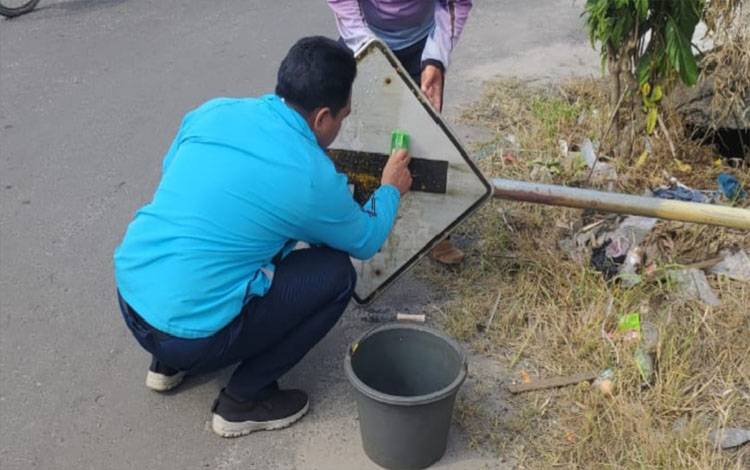 Dishub Kotim Bersihkan Rambu Lalu Lintas untuk Cegah Kecelakaan