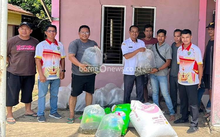 Diskanak Barito Timur Salurkan Benih Ikan dan Pakan ke Sejumlah Kelompok Perikanan