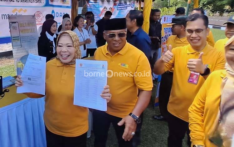 Bupati Kobar Nurhidayah dan Wakil Bupati Suyanto dalam kegiatan Pekan Panutan Pembayaran Pajak Daerah untuk ASN di lingkungan Pemkab Kobar di halaman Kantor Bupati, Kamis, 31 Juli 2025.