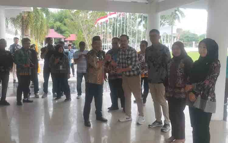 Pemkab Barito Selatan Serahkan Empat Unit Mobil Dinas Kepada Dokter Spesialis