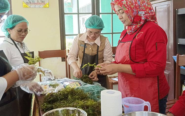 KWT Handep Hapakat Diajarkan Packaging dan Dicarikan Peluang Pasar Kripik Kelakai