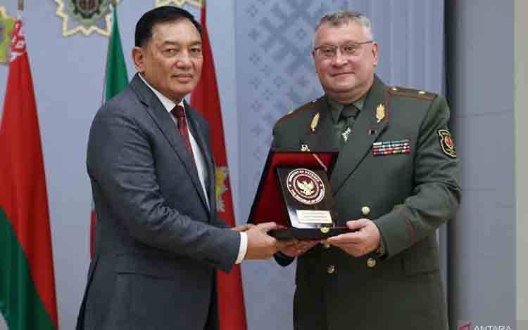Menteri Pertahanan Sjafrie Sjamseoddin (kiri) bertemu dengan Chief of the General Staff and First Deputy Minister of Defence of the Republic of Belarus H.E. Major General Pavel Nikolaevich Muraveyko di Belarusia, Senin (28/7/2025) (ANTARA/Ho-Humas Kemhan)