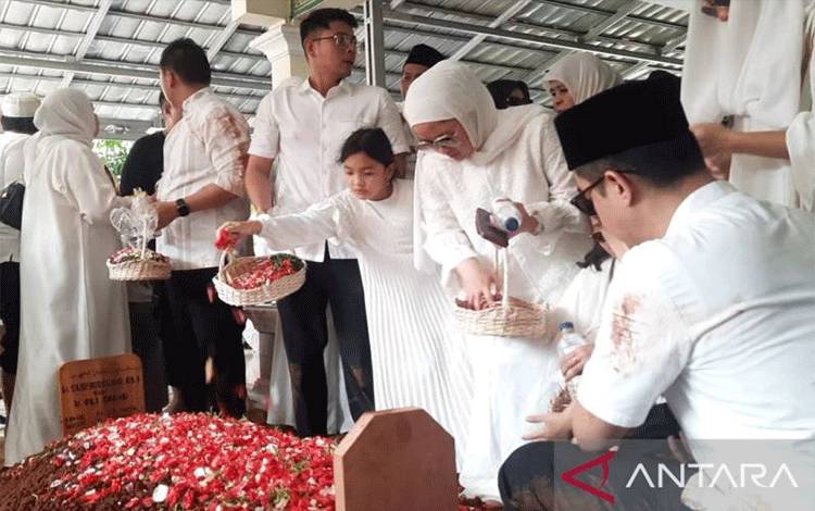 Tangis Duka Iringi Pemakaman Mantan Menag Suryadharma Ali di Bekasi