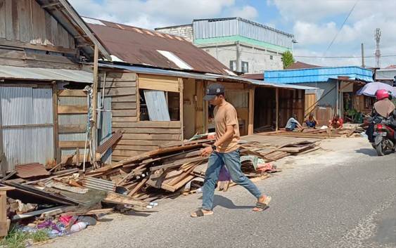 Pedagang Diberi Perpanjangan Waktu Bongkar Mandiri Lapak di Atas Drainase Pasar Keramat Sampit