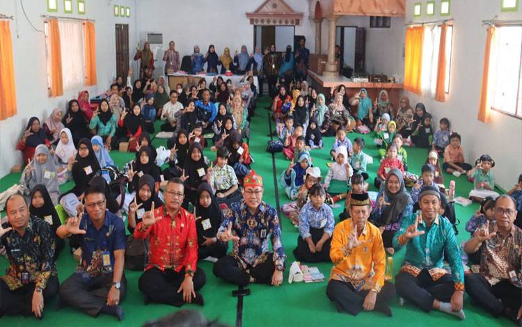 Asisten Perekonomian dan Pembangunan Setda Seruyan, Adhian Noor foto bersama saat membuka Lomba Mewarnai tingkat TK/PAUD dan SD/MI (Foto : ?Ist)