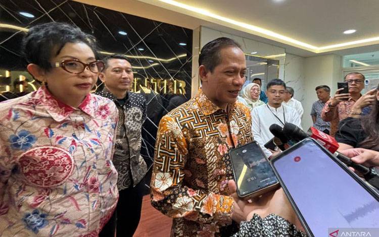 Menteri LH/Kepala BPLH Hanif Faisol Nurofiq (tengah) menjawab pertanyaan wartawan usai meresmikan Waste Crisis Center di Jakarta, Kamis (31/7/2025) ANTARA/Prisca Triferna