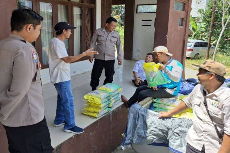 Personel Polsek Kahayan Hulu Utara mengawal pelaksanaan GPM beras SPHP di Kelurahan Tumbang Miri, Kecamatan Kahayan Hulu Utara, Kabupaten Gunung Mas. ANTARA/HO-Polsek Kahayan Hulu Utara