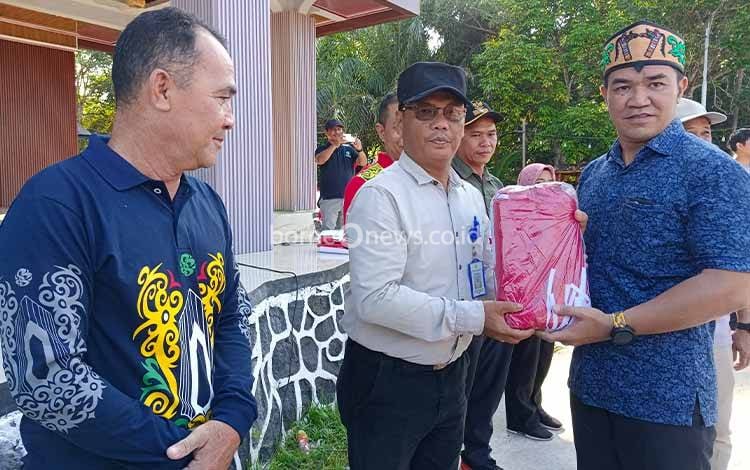 Bupati Pulang Pisau Bagikan 1.000 Bendera Menyambut HUT ke-80 RI