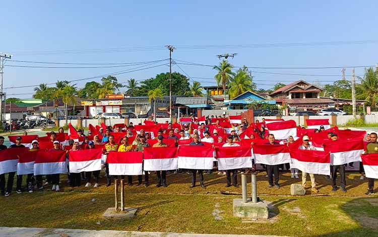 Bagikan 1.000 Bendera Merah Putih, Kesbangpol Pulpis Harapkan Tumbuhkan Patriotisme Masyarakat
