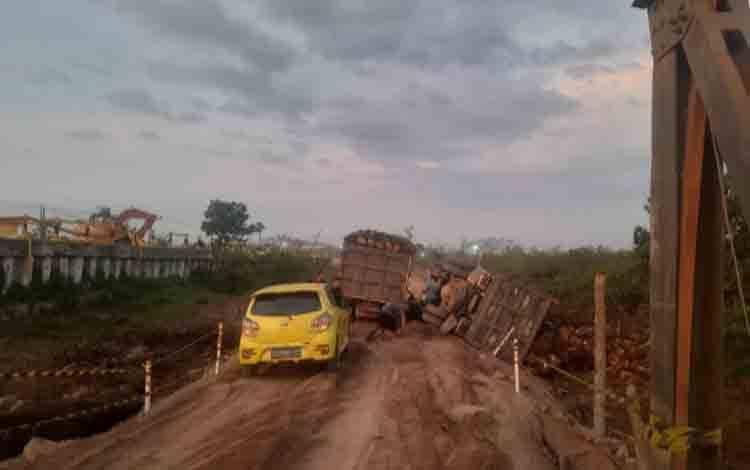 Truk Bermuatan Sawit Terguling di Jalan Alternatif Sei Lenggana