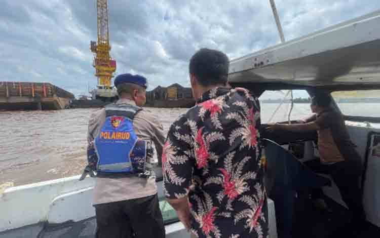 Tongkang Batu Bara Hampir Tenggelam di Muara Sungai Mentaya Sampit