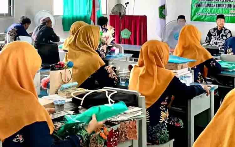 Puluhan Guru MTsN 2 Kapuas Tingkatkan Kompetensi Penerapam "Kurikulum Berbasis Cints" Lewat PKB dan IHT