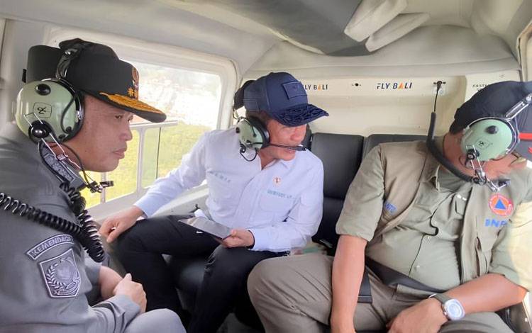 Menteri Lingkungan Hidup Hanif Faisol Nurofiq di dampingi Kepala BNPB Letnan Jenderal TNI Suharyanto dan Gubernur Kalbar Ria Norsan memantau Karhutla dengan helikopter, Jumat, 1-8-2025. ANTARA FOTO /HO-Humpro Kalbar. (1)