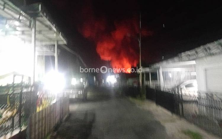 Kondisi kebakaran di Ujung Murung, Kuala Kapuas saat pertama kali dilaporkan dari kejauhan Sabtu dini hari, 2 Agustus 2025 pukul 03. 34 WIB. (SABRI)