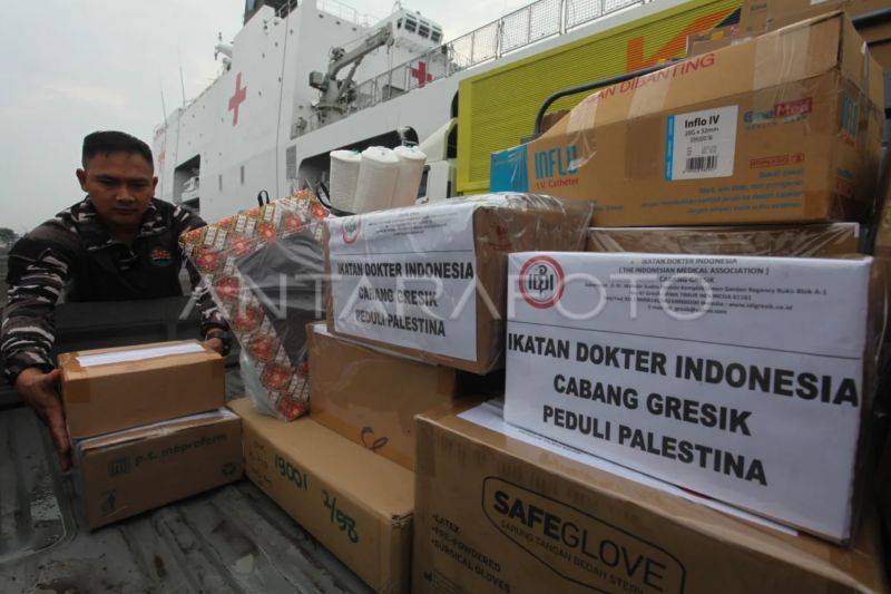 Personel TNI Angkatan Laut mengangkut paket bantuan ke dalam KRI dr Radjiman Wedyodiningrat-992 di Koarmada II, Surabaya, Jawa Timur, Selasa (28/11/2023). Laporan yang dirilis Charities Aid Foundation menempatkan Indonesia pada peringkat teratas dalam World Giving Index (WGI) 2023. ANTARA FOTO/Didik Suhartono