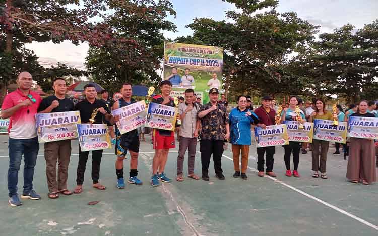 Bupati Katingan, Saiful (tengah) foto bersama para pemain dan ofisial usai penyerahan tropi dan hadiah turnamen bola voli Bupati Katingan Cup II di komplek Lapangan Sport Center, Kereng Humbang, Kasongan, Sabtu, 2 Agustus 2025.