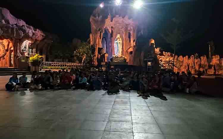 Pastor Kopong Bawa Putra-Putri Altar Paroki St Joan Don Bosco Gelar Ziarah ke Palangka Raya