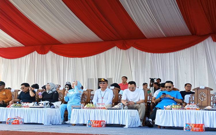 Semarak Jalan Sehat di Kobar Bersama Gubernur Kalteng Agustiar dan Raffi Ahmad