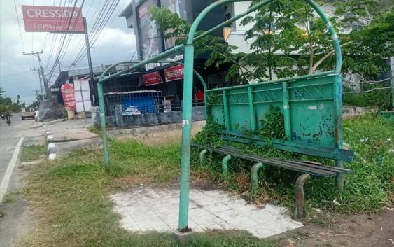 Kondisi halte yang terbengkalai di Jalan Ahmad Yani, Kuala Kapuas, Minggu, 3 Agustus 2025. (SABRI)