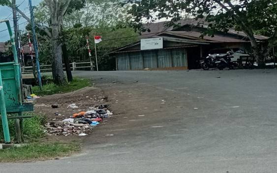 Sampah di Jalan Seth Adji Kuala Kapuas Merusak Estetika Kota