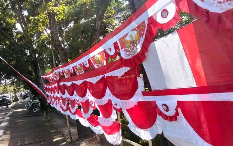 Beberapa atribut bendera merah putih dijajalan di Jalan Tambun Bungai, Kuala Kapuas, Minggu, 3 Agustus 2025. (SABRI)