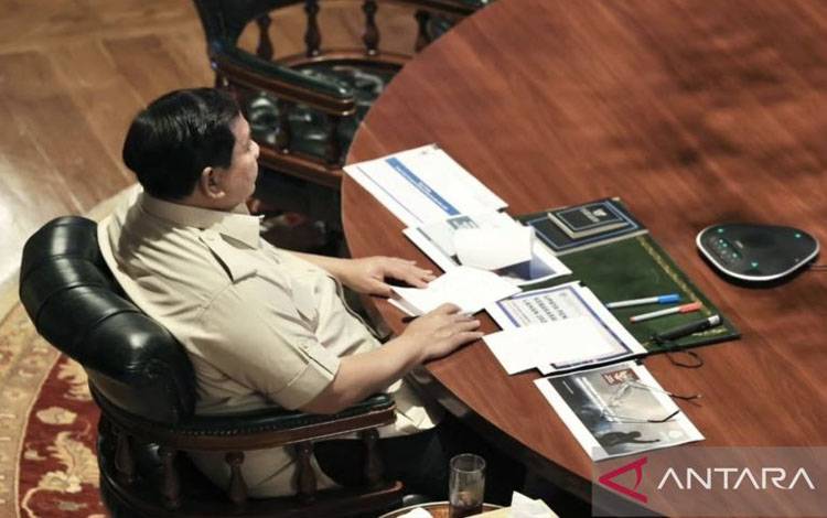 Presiden Prabowo Subianto saat memimpin rapat terbatas secara virtual bersama anggota Kabinet Merah Putih dari Hambalang, Jawa Barat, Minggu (3/8/2025, terkait pencegahan kebakaran hutan dan lahan (karhutla). (ANTARA/HO-Sekretariat Kabinet