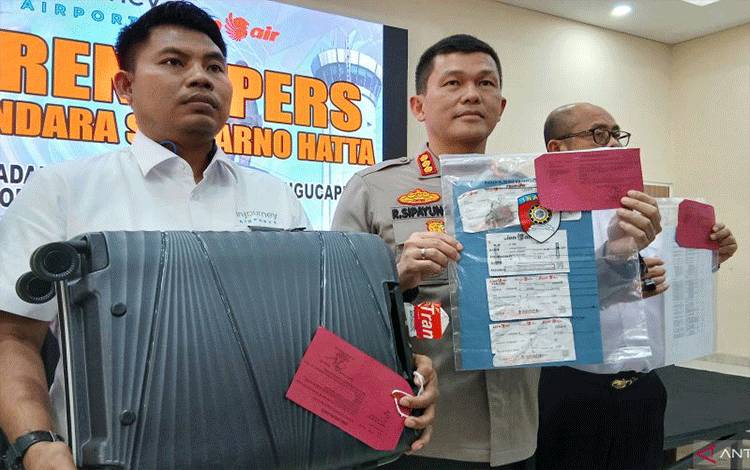 Kapolresta Bandara Soetta Kombes Polisi Ronald Sipayung menunjukan barang bukti atas perkara penumpang Lion Air mengaku bawa bom. (Azmi Samsul Maarif)