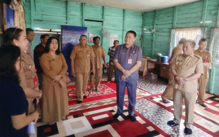 Bupati Kapuas Beri Penghiburan dan Belasungkawa terhadap Keluarga Pegawai DLH Kapuas yang Meninggal Dunia