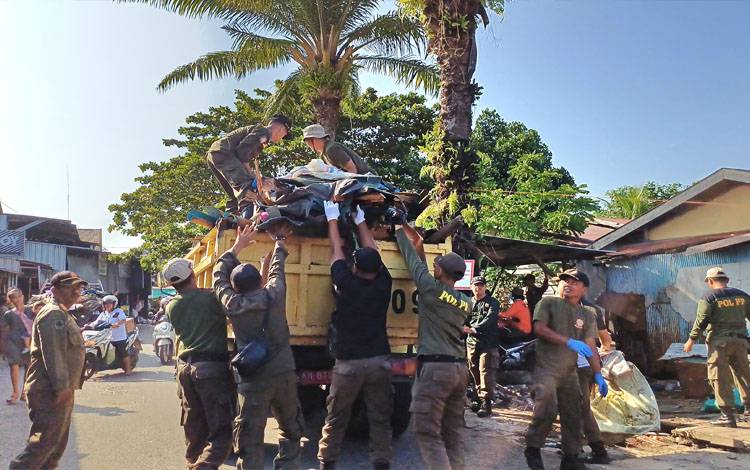 Pemkab Kotim Angkut Bongkaran Lapak Tak Sesuai Aturan di Pasar Keramat