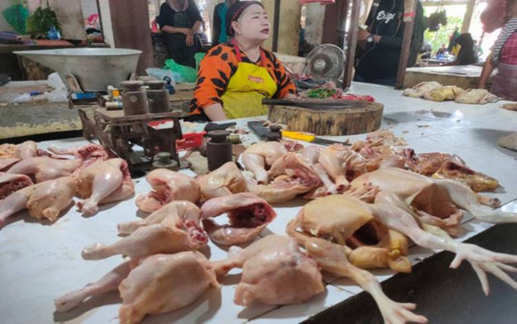 Pedagang ayam potong di Pasar Keramat saat menunggu dagangannya, Selasa, 5 Agustus 2025. (FOTO ; DEVI)?