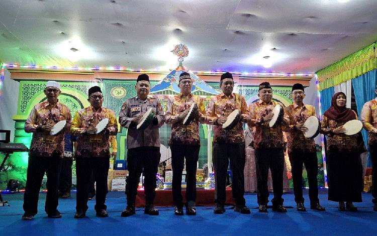 Sekda Gumas Tabuh Rebana Tanda MTQ XVIII Tingkat Kabupaten Dimulai