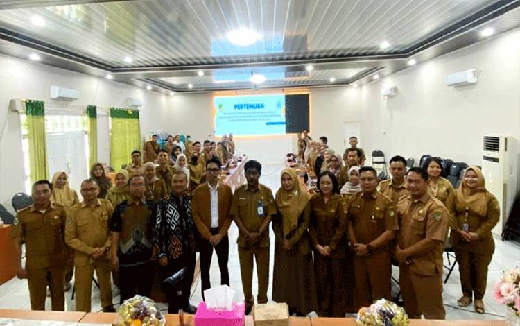Usai pembukaan pertemuan monev, para peserta foto bersama dengan Sekdis Kesehatan dan narasumber kegiatan, di aula Dinas Kesehatan.(foto: Dhani)