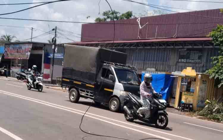 Kabel Telkom Terputus dan Menjuntai di Jalan Pemuda, Lalu Lintas Tersendat