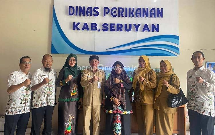 Dinas Perikanan Kotim, Ahmad Sarwo Oboi, foto bersama Kepala Dinas Perikanan Seruyan, Halidah dan jajaran (Foto : Ist)