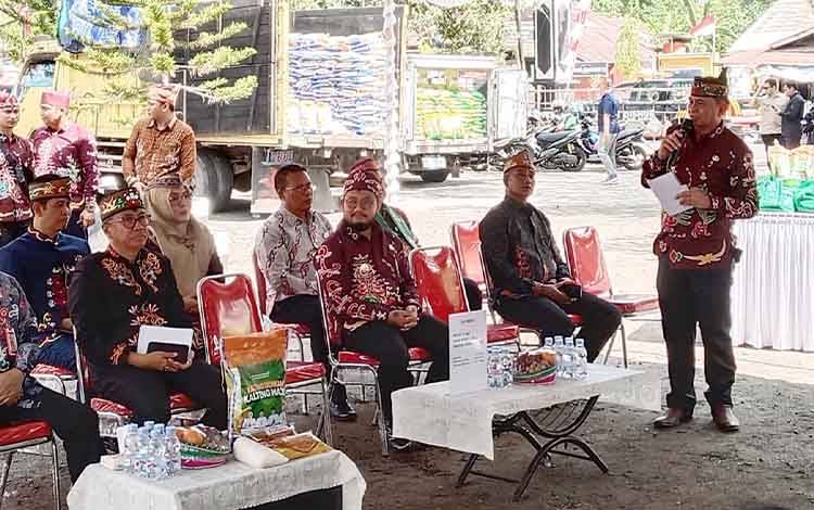 Gubernur Hingga Bupati dan Wakil Bupati Subsidi Beras pada Pasar Penyeimbang Hari Jadi ke-23 Barito Timur