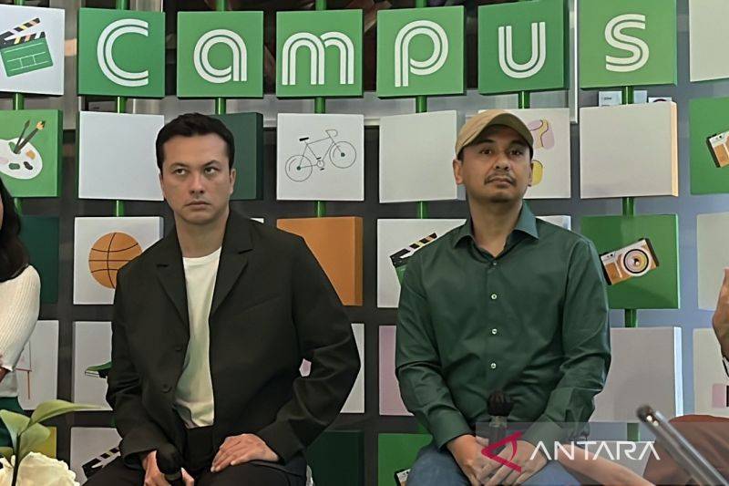 Figur publik Raditya Dika (kanan) dan aktor Nicholas Saputra (kiri) berbagi pandangannya terhubung dengan lintas generasi terutama generasi muda dalam acara diskusi di Jakarta, Selasa (5/8/2027). (ANTARA/Sri Dewi Larasati)