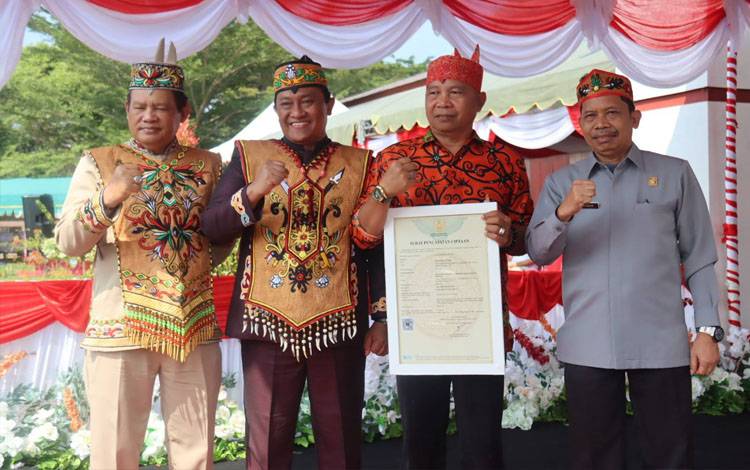 Muhyajid Suwardi Terima Sertifikat Hak Cipta Mars Seruyan di Momen Hari Jadi ke-23