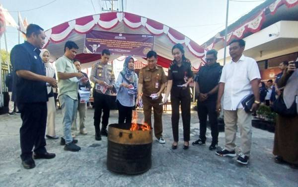 Ketua Komisi III DPRD Barito Utara Hadiri Pemusnahan Surat Suara Rusak dan Lebih Jelang PSU