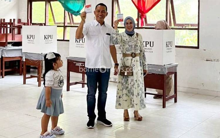 Calon Bupati Jimmy Carter dan Wakilnya Inriaty Karawaheni Gunakan Hak Pilih di TPS Muara Teweh