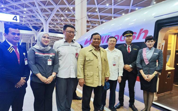 Prabowo Bertolak ke Bandung Naik Kereta Cepat Bersama Masyarakat