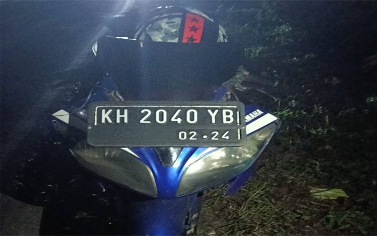 Motor dan barang berharga yang terlantar cukup lama diJalan Trans Kalimantan KM 5, Desa Tambun Raya, Kecamatan Basarang. Kendaraan ini dilaporkan sudah ditinggalkan pemiliknya sejak sekitar pukul 18.00 WIb dan hingga malam (pukul 23.36 WIB) ini belum diambil, Rabu, 6 Agustus 2025. (PIJI)