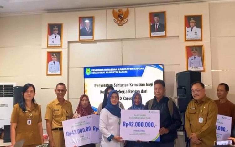 Pemkab Kapuas Serahkan Santunan Kematian Rp42 Juta Kepada Ahli Waris Pekerja Rentan