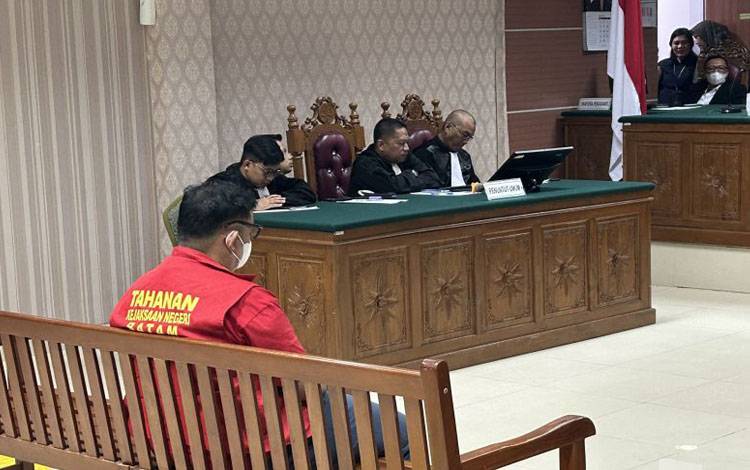 Mantan Kasatresnarkoba Polresta Barelang Kompol Satria Nanda duduk dikursi pesakit mendengarkan putusan Pengadilan Negeri Batam, Rabu (4/6/2025). (ANTARA/Laily Rahmawaty)