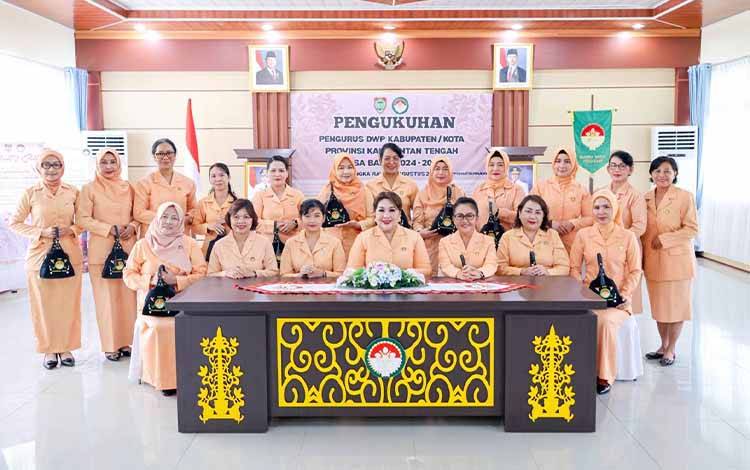 Pengukuhan secara hybrid langsung di Aula Lantai 2 Sekretariat DWP Provinsi Kalimantan Tengah, Palangka Raya dan secara virtual. (FOTO:GIO)