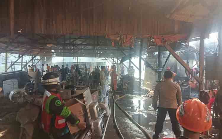 Sebuah Toko Mebel Terbakar di Sampit