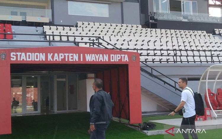 Pengunjung meninjau Stadion Kapten I Wayan Dipta, Kabupaten Gianyar, Bali, Kamis (7/8/2025) ANTARA/Dewa Ketut Sudiarta Wiguna