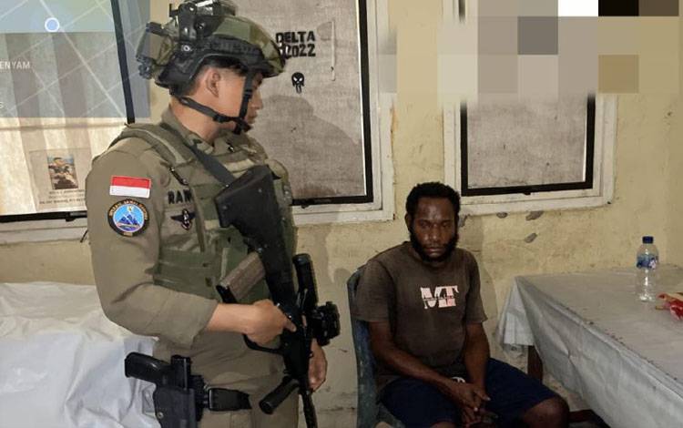 Satgas Damai Cartenz Tangkap KKB Anggota Egianus Kogoya di Kenyam