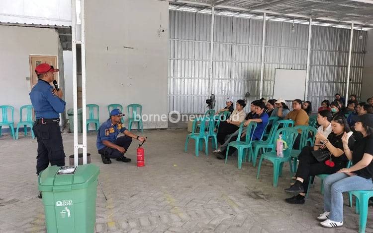Disdamkarmat Palangka Raya Latih Pegawai Siloam Hospitals Tangani Kebakaran