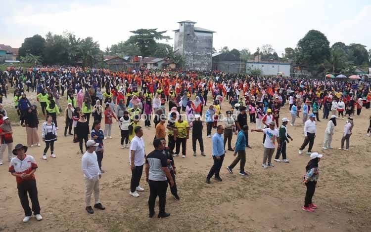 Bupati Seruyan dan Ketua TP PKK Ikuti Senam Bersama dan Pemeriksaan Kesehatan Gratis di Hanau